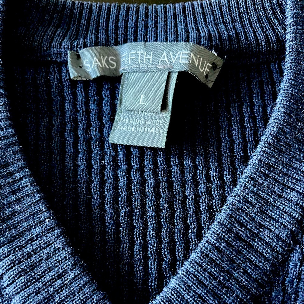 Men’s Saks Fifth Avenue 100% Merino Wool V-Neck Sweaters. Size Large